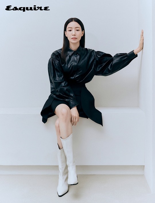 韩国女艺人尹世雅登杂志拍写真简约时尚