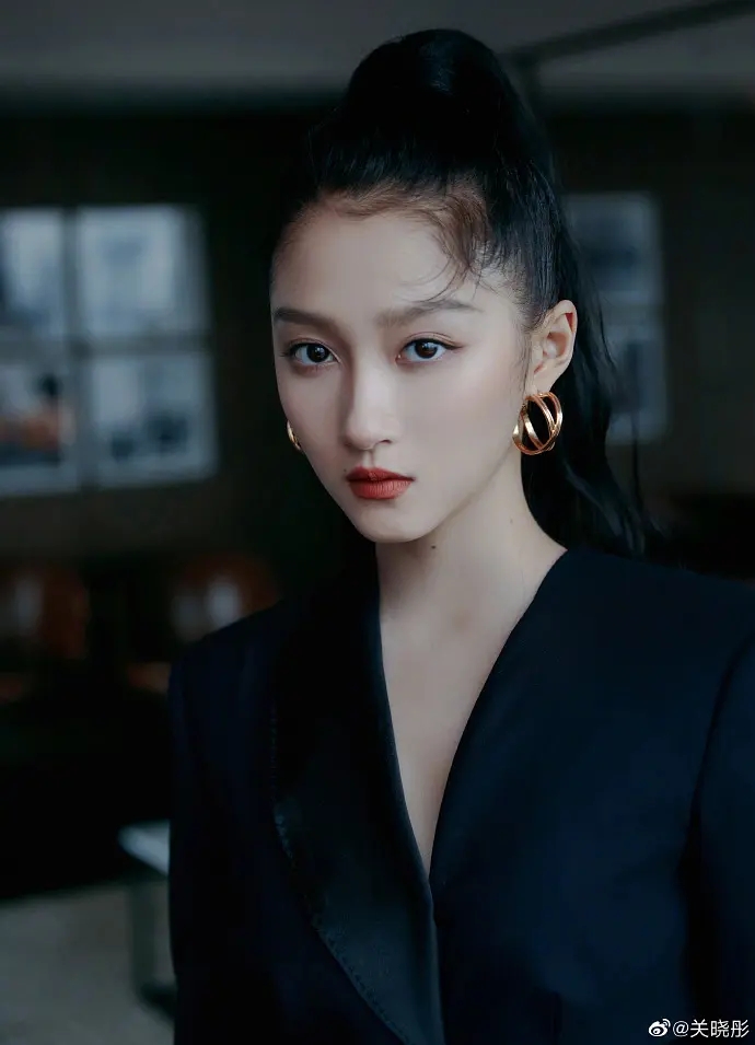 女明星关晓彤英姿飒爽霸气写真