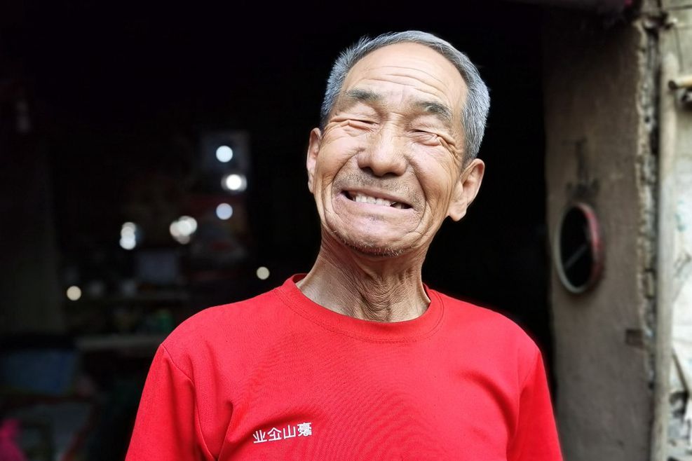 75岁农村大爷痴迷阴阳八卦45年独居野外说话一套又一套