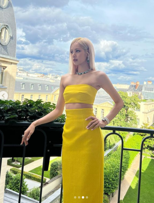 韩国女团blackpink成员lisa社交网站发布法国拍摄写真