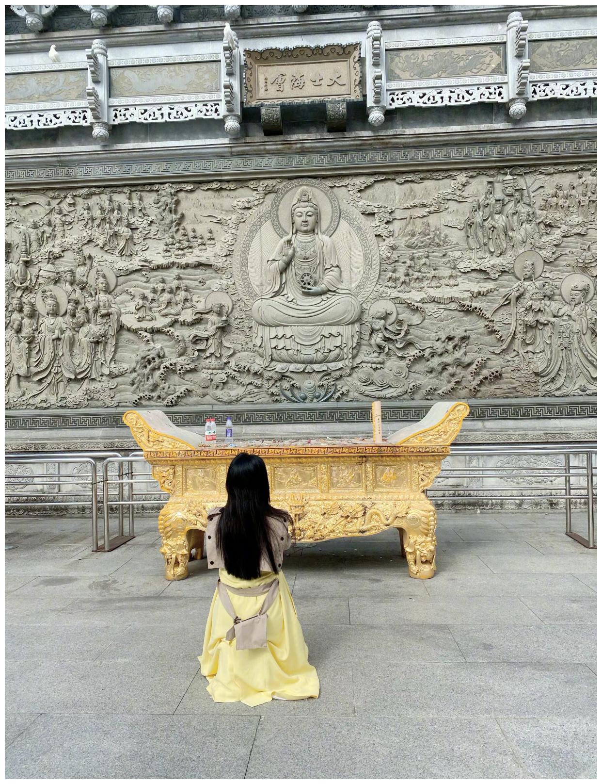 范冰冰现身求子圣地!普陀山跪拜佛像太虔诚,路人欲拍照却被阻止