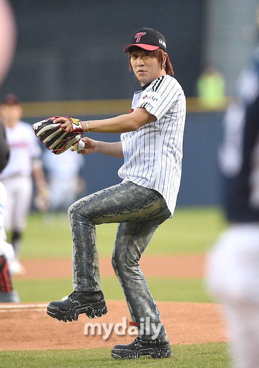 韩国艺人金景旭担任职业棒球比赛开球嘉宾