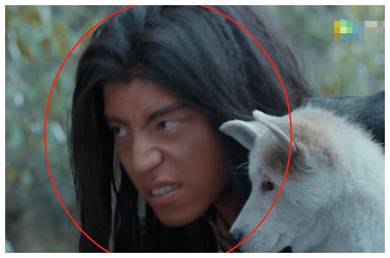 王大陆的肤色有多黑？跟李沁拥抱在一起，这色差也太明显了吧？休闲区蓝鸢梦想 - Www.slyday.coM