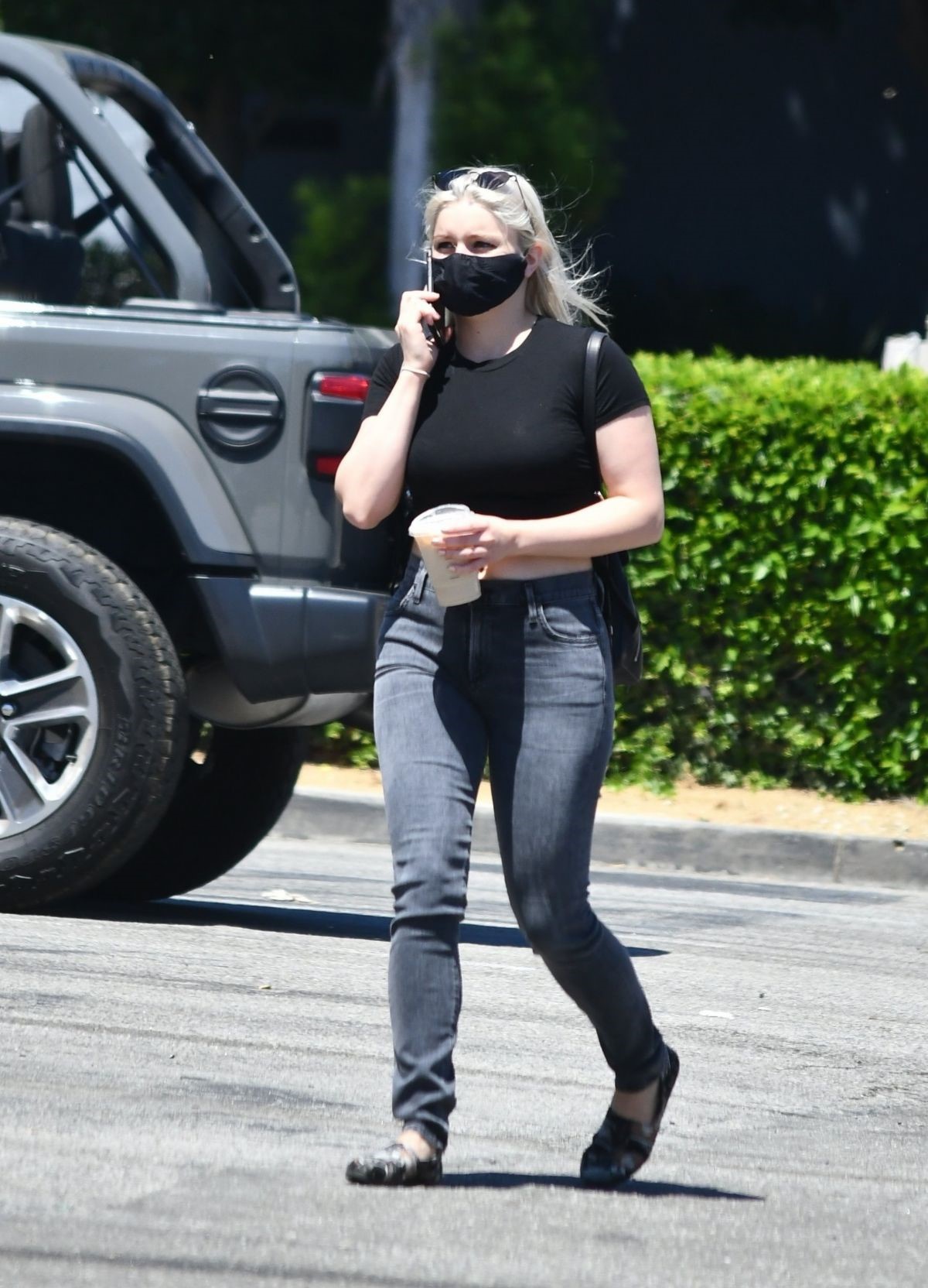 阿芮尔·温特穿紧身衣逛街,个子不高但身材丰满迷人