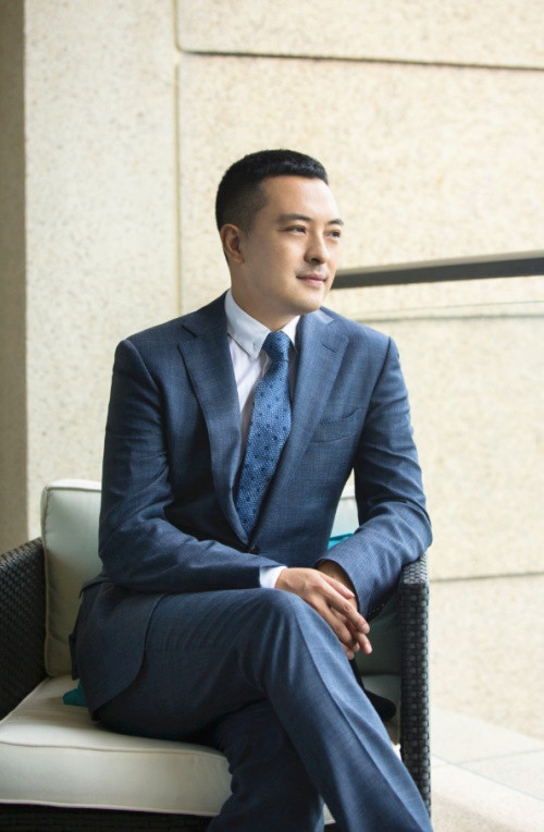 富大龙穿西装真帅作为新生代老戏骨他用演技诠释人生