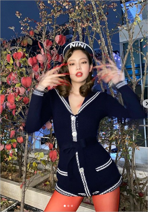 jennie晒万圣节造型 红丝袜透视魅惑