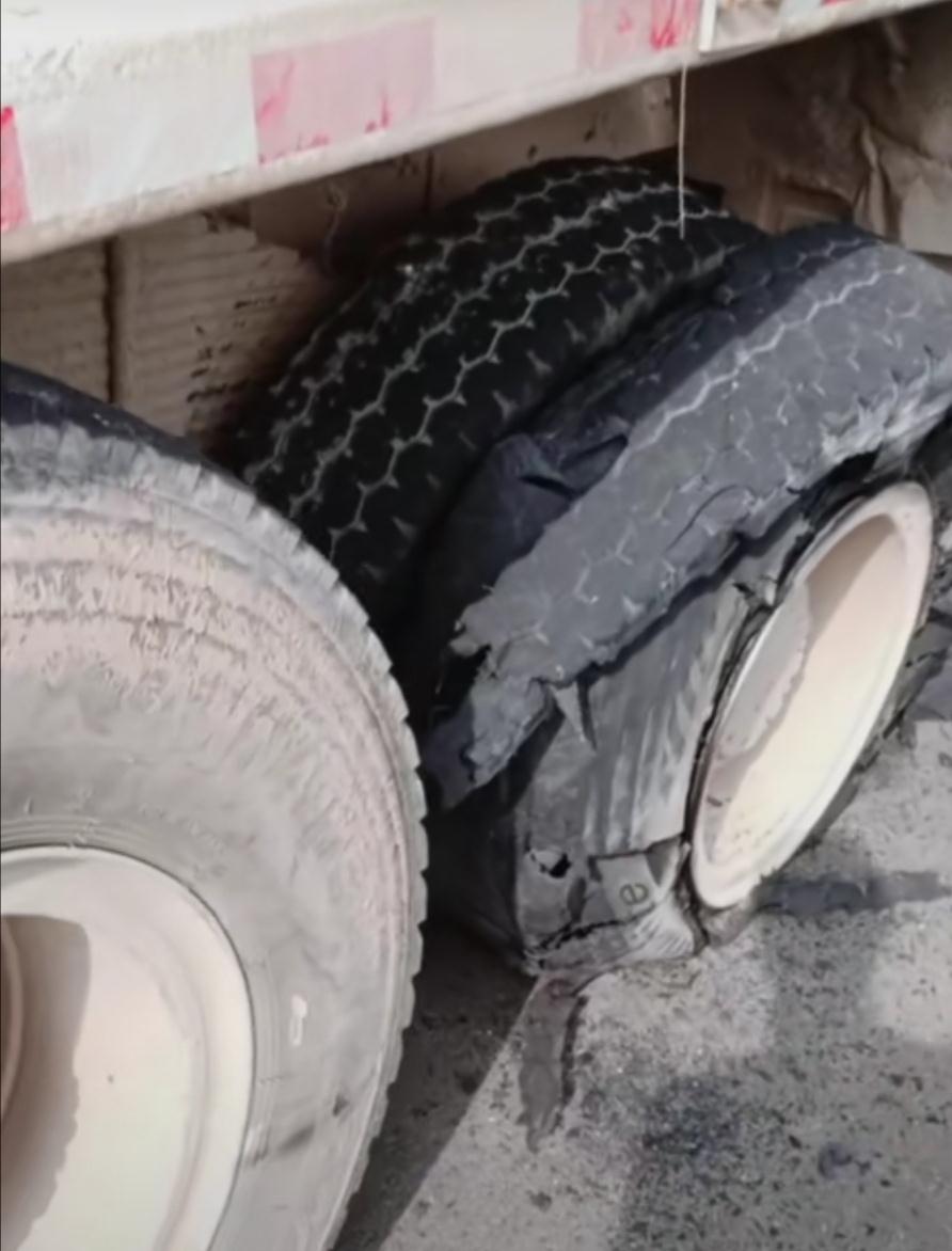 惊险!行驶过程中大货车突然后轮爆胎