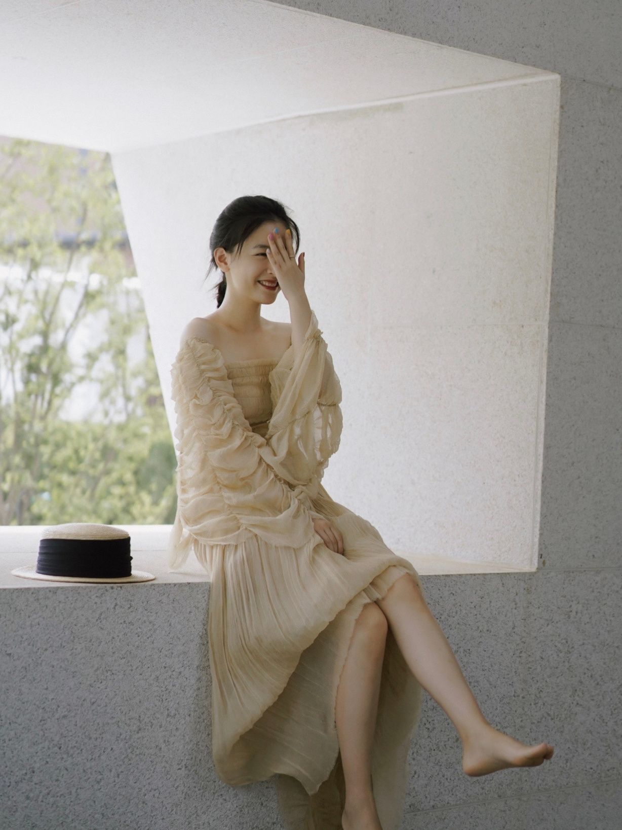 吴倩是仙女下凡吧?穿裙子拍照整个人好水灵,离婚后果然更美了