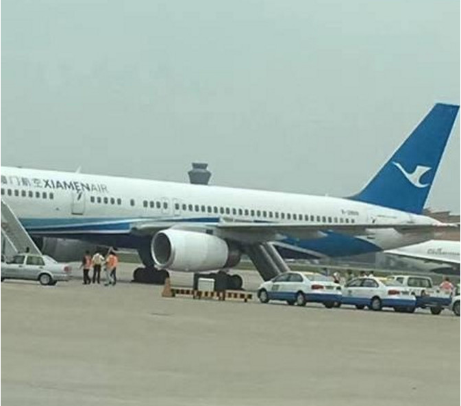 女子第一次坐飞机 兴奋得到处摸来摸去 嘭的一声20万没了休闲区蓝鸢梦想 - Www.slyday.coM 女子第一次坐飞机 兴奋得到处摸来摸去 嘭的一声20万没了休闲区蓝鸢梦想 - Www.slyday.coM