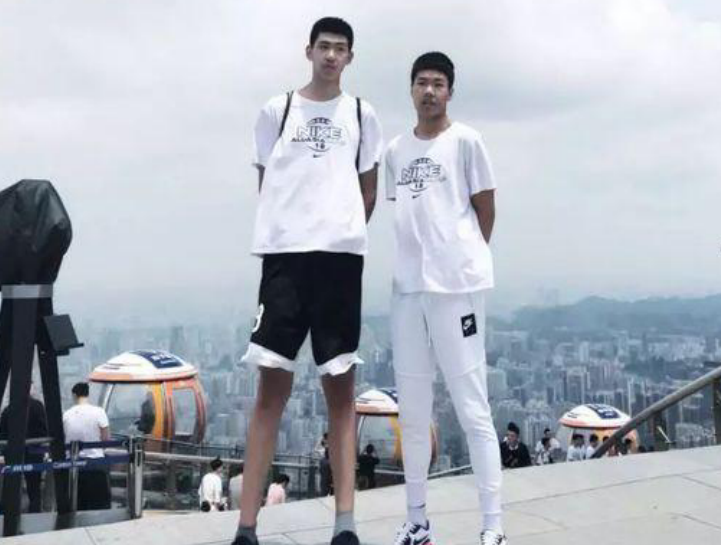 17岁,身高2米2,他是广东男篮希望之星,球迷盼望他能接班易建联