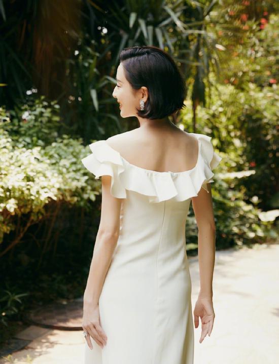 佟丽娅晒照秀美背肩颈线遭粉丝调侃适合拔罐