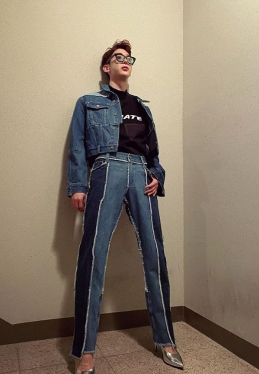 韩国艺人赵权穿高跟鞋拍照发sns