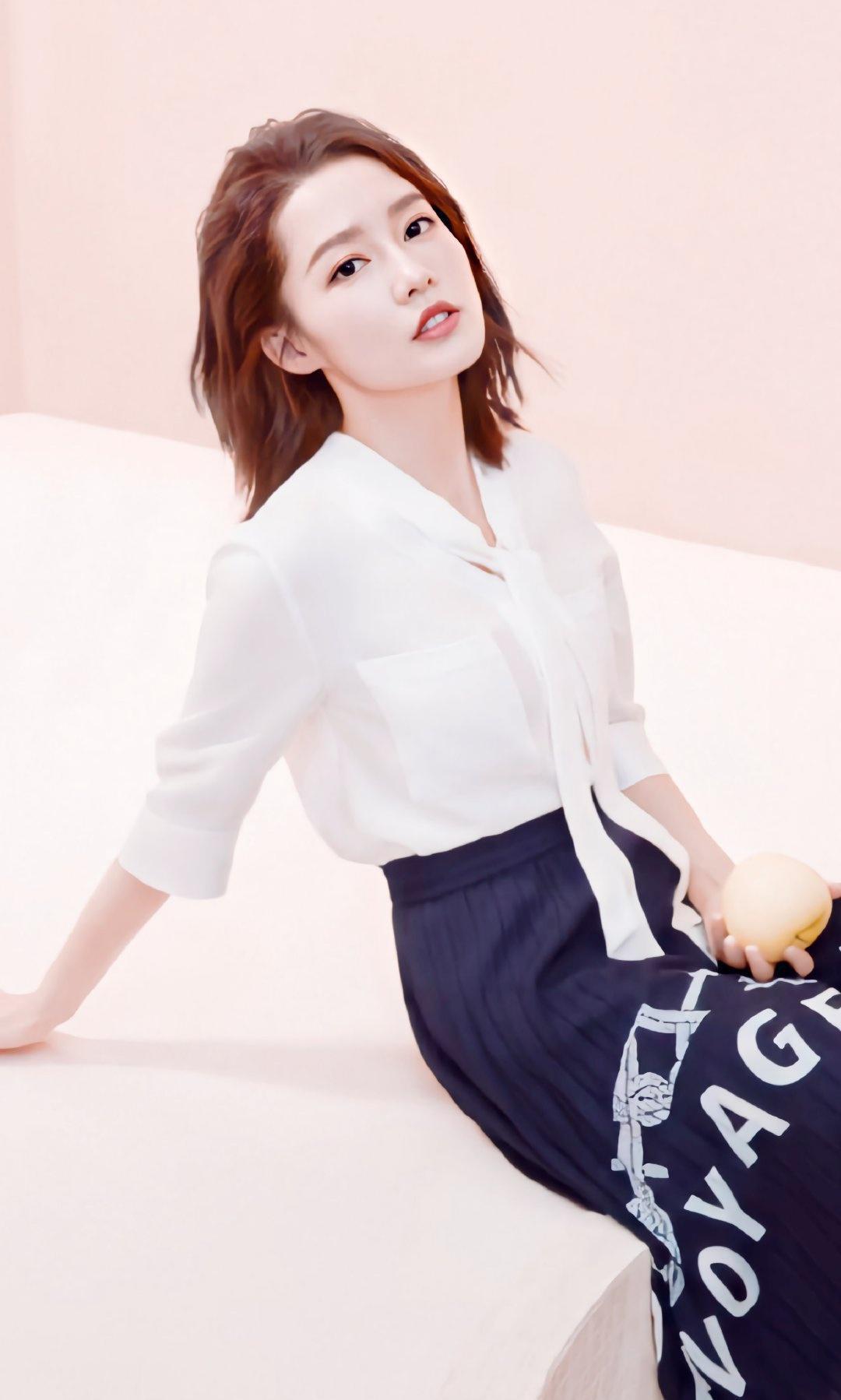 李沁的衣品真高级亮片礼服晒出美背开叉裙摆小秀大长腿