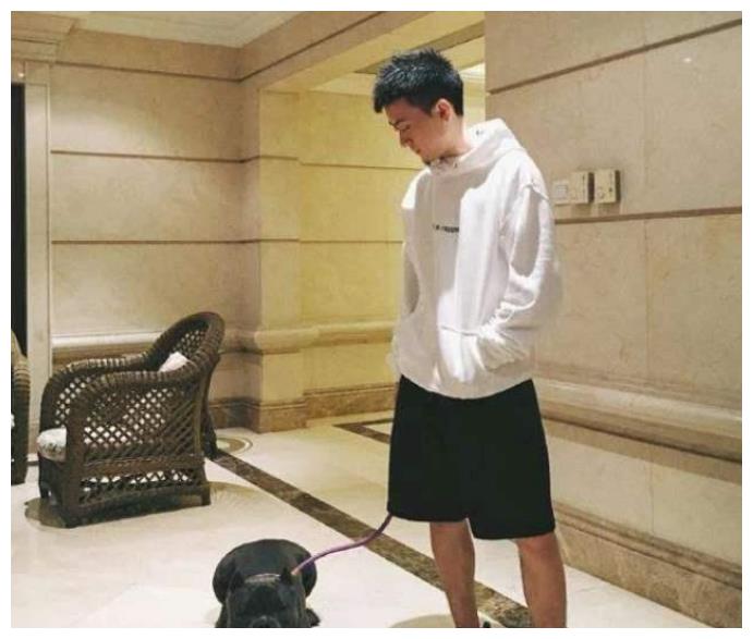 人称沪上皇秦奋一身打扮要多少钱