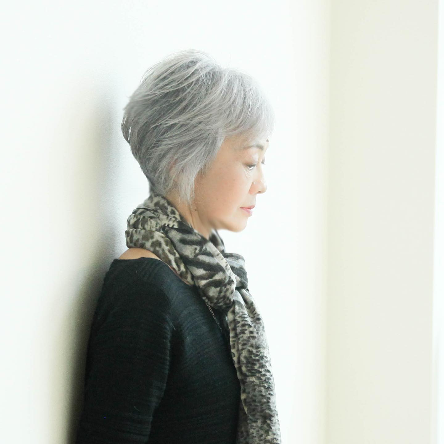 以前每年都要烫染退休后不想染发了什么发型精干好看显年轻