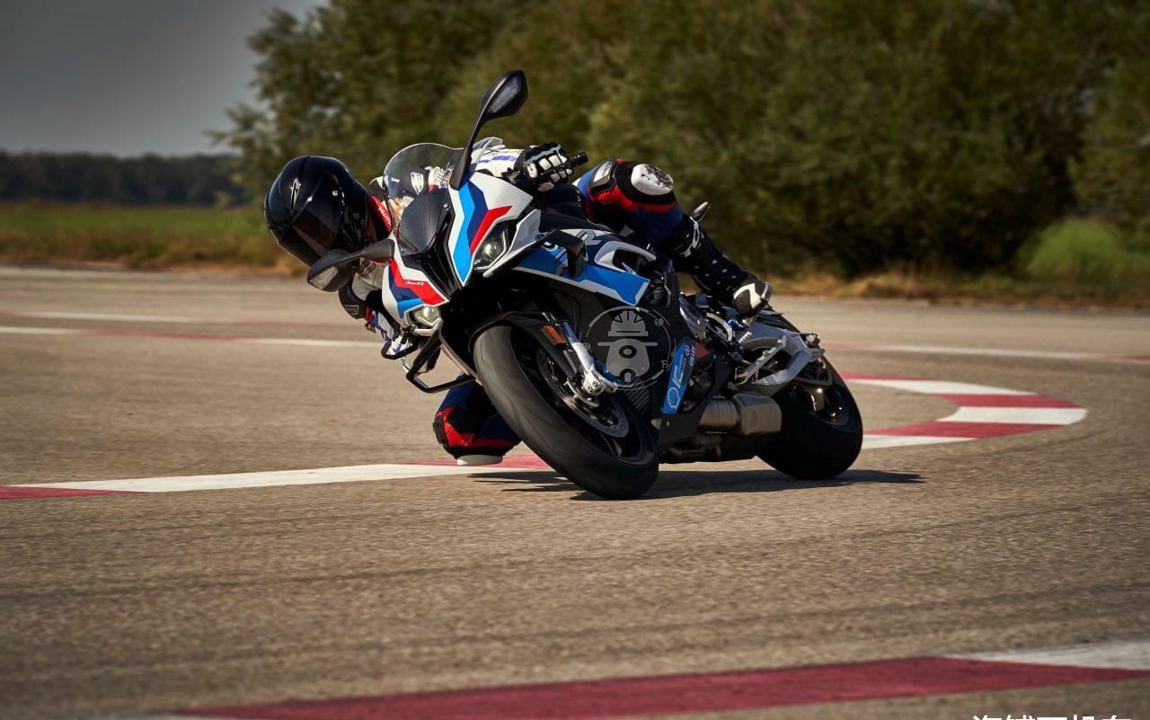 宝马m1000rr正式发布拥有212匹马力配备定风翼