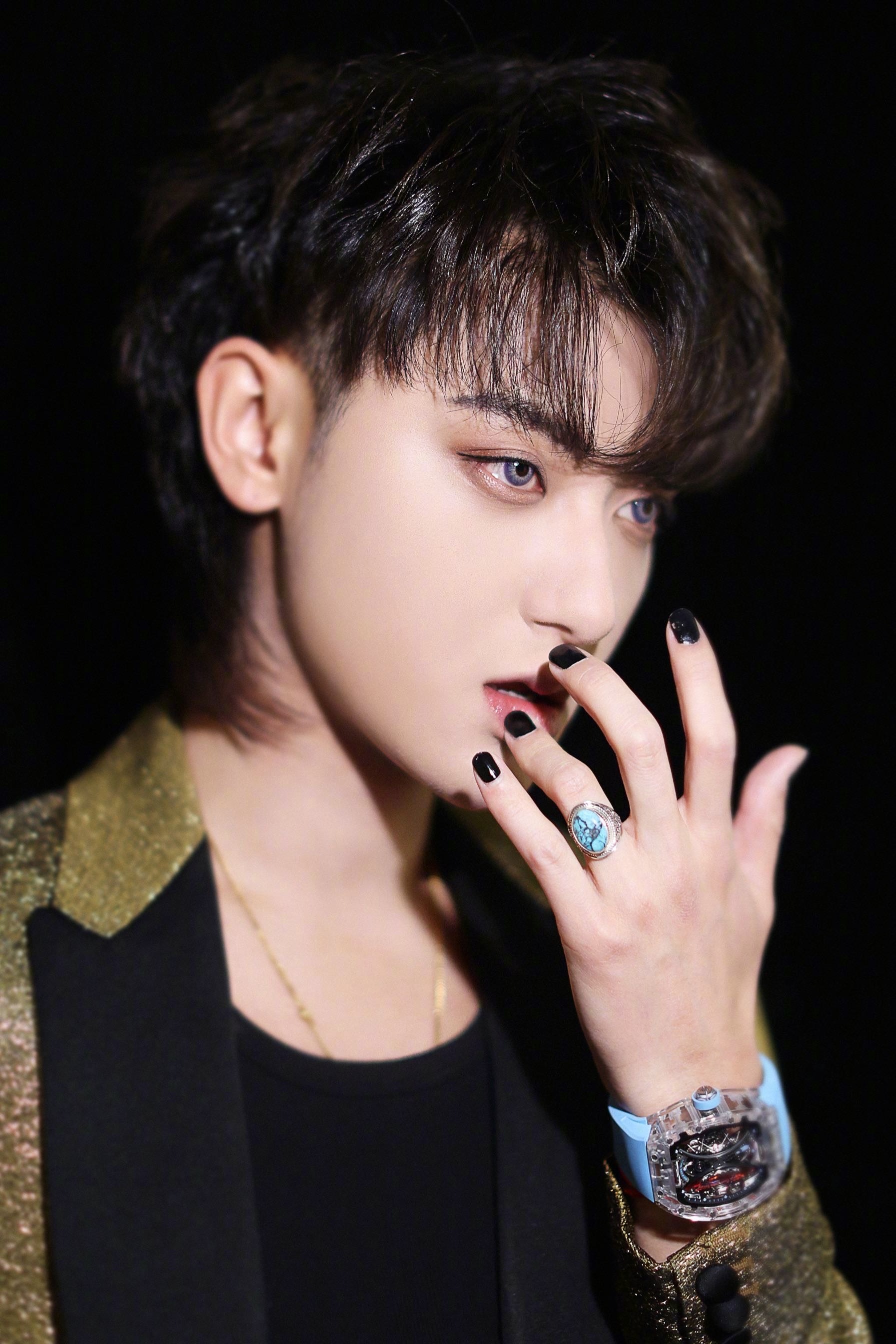 黄子韬回应与徐艺洋的恋爱绯闻不否认也不承认反而对粉丝发火