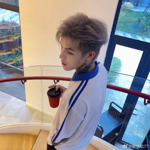 殷世航复出穿高中校服拍写真少年感满满身高不够1米7也自然