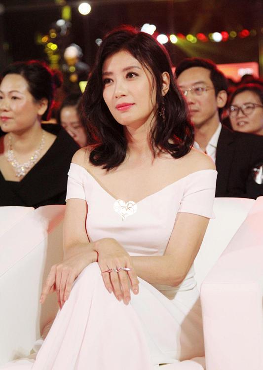 气质女神贾静雯真会穿一字肩连衣裙时髦利落气质端庄优雅