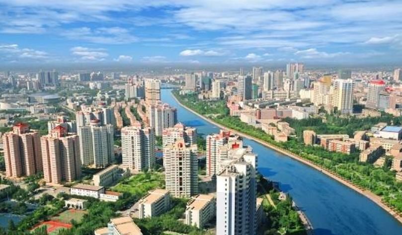 坐落于新疆腹心地带,塔里木盆地东北边缘 ,是南北疆重要的交通枢纽和