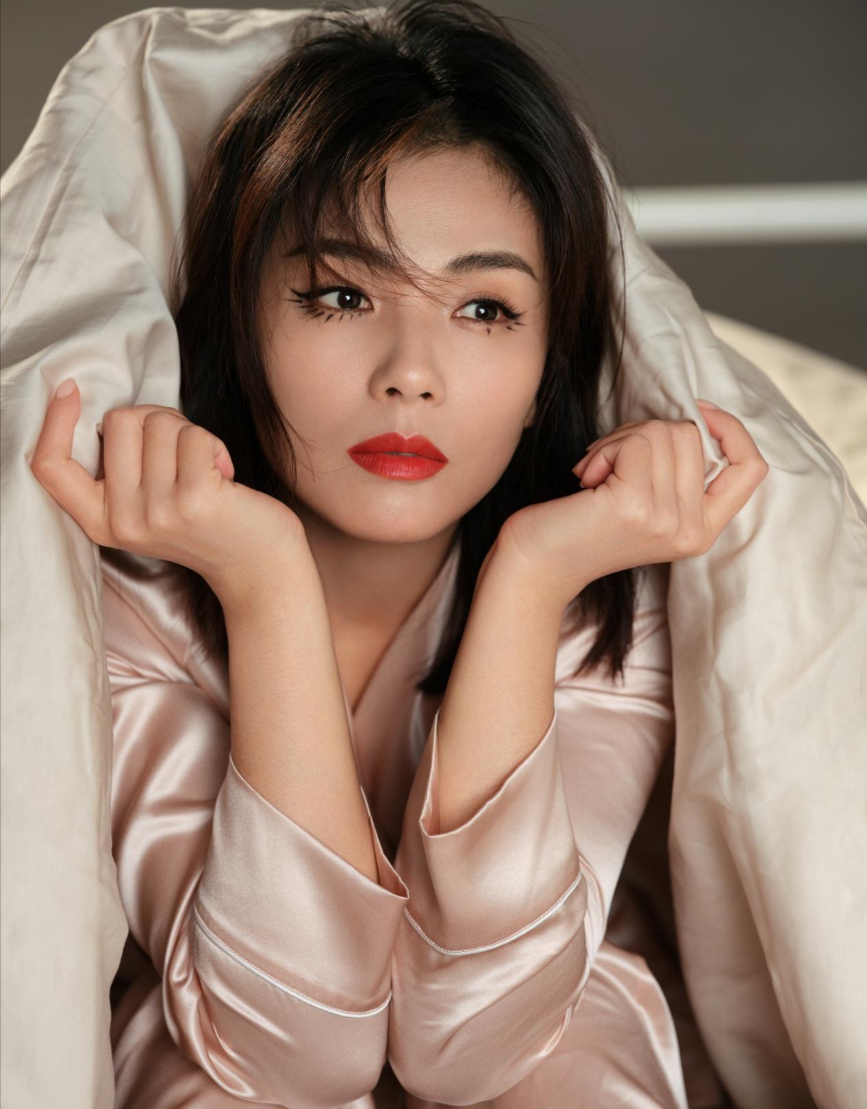 刘涛扮嫩很成功!41岁挑战"女团服",优雅气质身材匀称不输阵