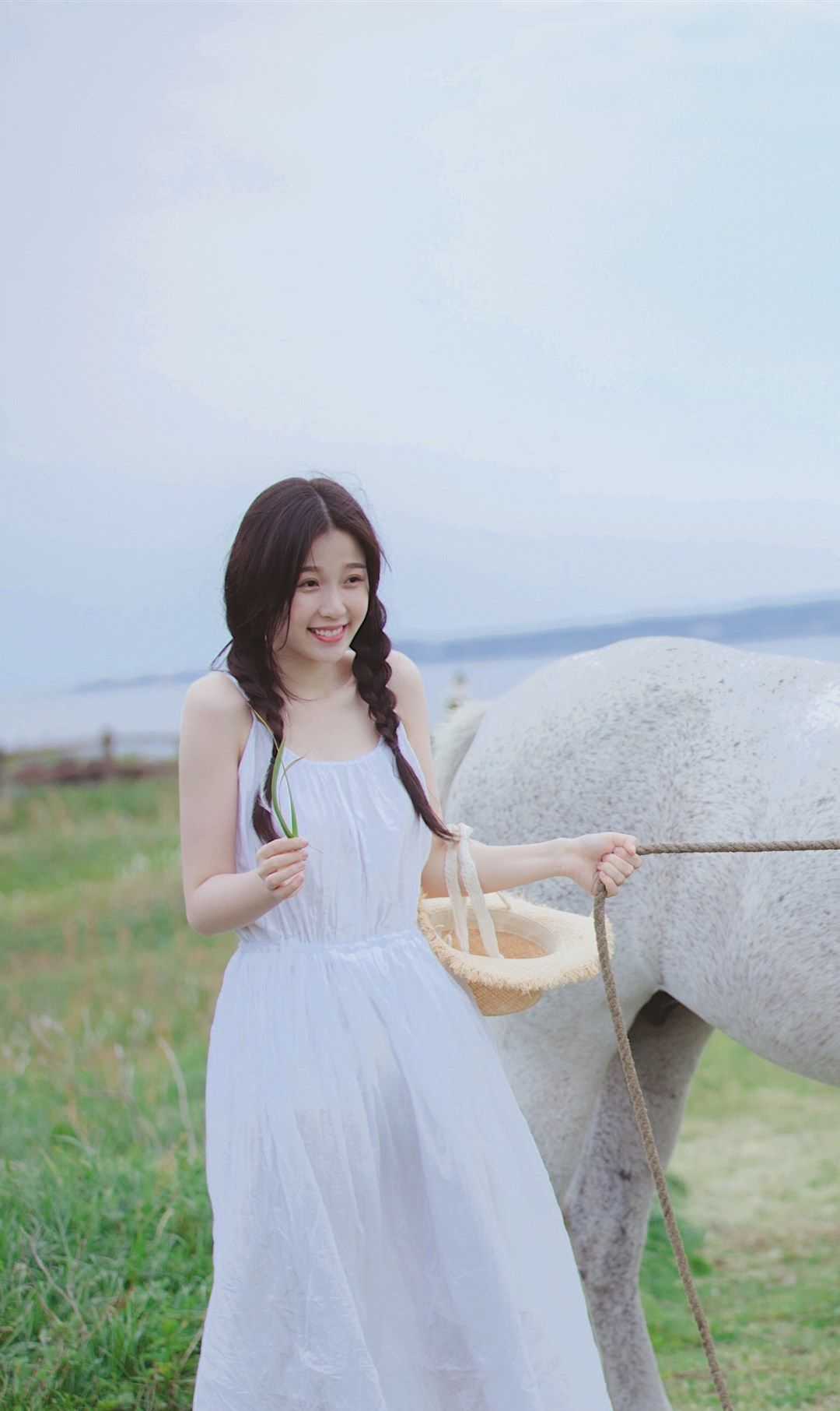 虞书欣田园风清纯写真,白衣胜雪娇憨可爱