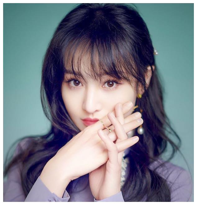 郑爽为新剧特地接回长发,当她抬头看到正脸那刻,楚雨荨又杀回来