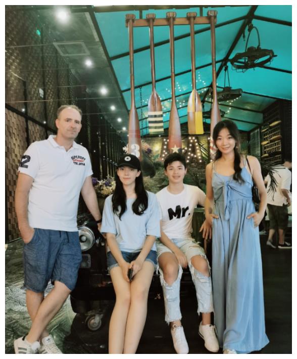 而且刘黛希的腿和她的家人们在一起的时候也是很明显的,并且咱们还