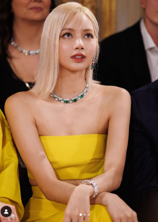 韩国女团blackpink成员lisa社交网站发布法国拍摄写真