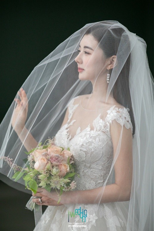 韩国芭蕾舞女演员崔艺琳公布婚纱照