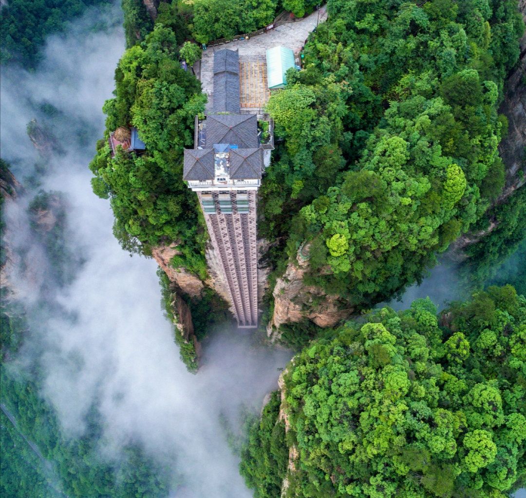 张家界武陵源百龙天梯,上帝视角的云雾武陵,给春色增一抹仙气.