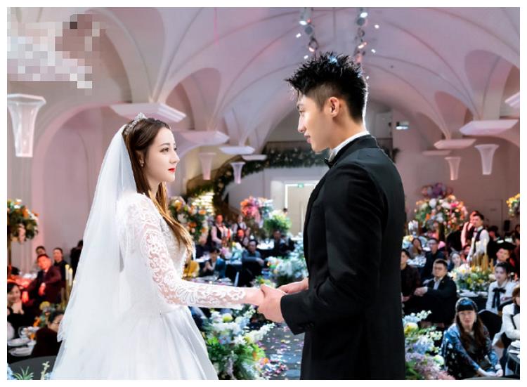 最近迪丽热巴似乎又在"奶"新人啦!