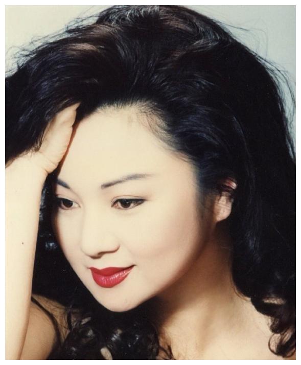 她20岁出道,遭日本渣男家暴出轨,16岁女儿惨死,今64岁孤身一人