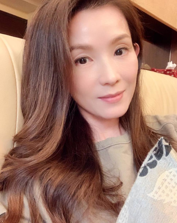 53岁叶全真近照曝光一脸冻龄状态好高情商回应网友整容质疑