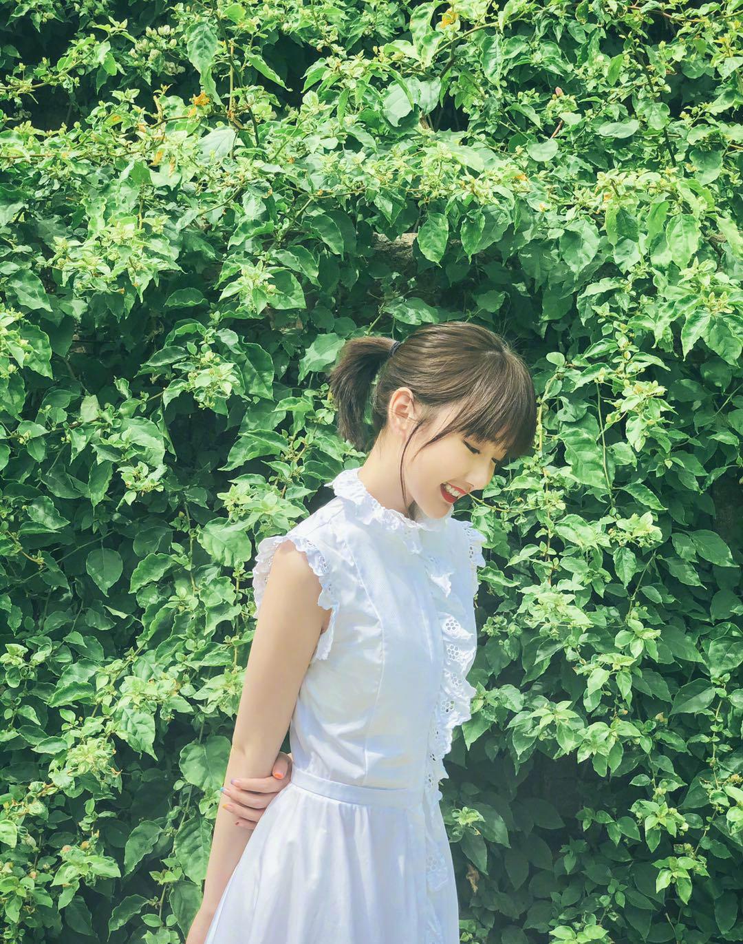 "迷人眼"毛晓彤竹林拍照,白色花边连衣裙显甜又显仙,美成初恋