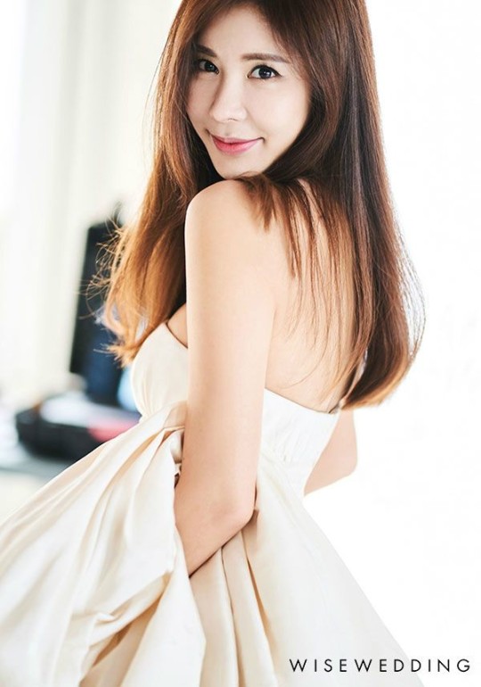 韩国女艺人金俊熙发布婚纱照 将于下月举行婚礼