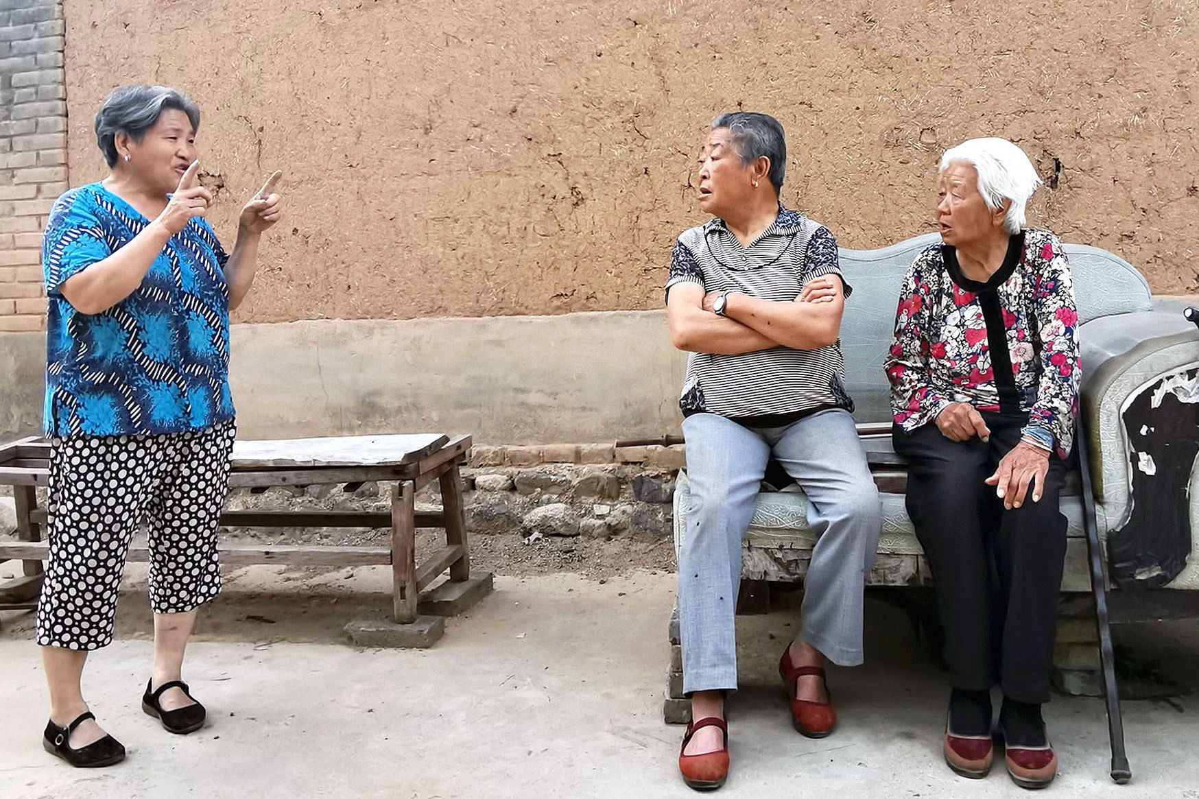 山西农村4个老人合唱"一台戏"夸夸好媳妇,看看说了啥