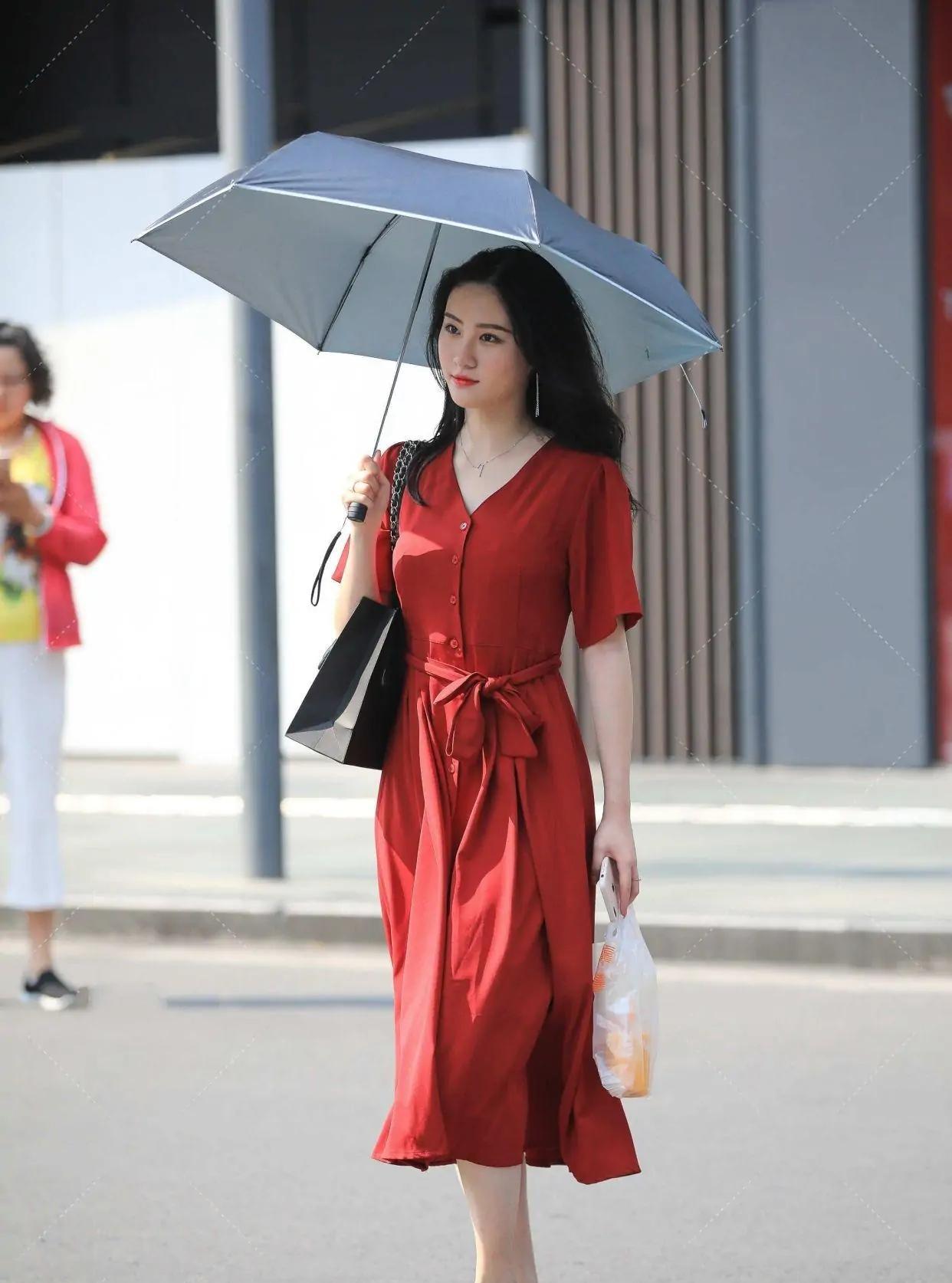 红色连衣裙穿出浪漫柔美的感觉皮肤白皙的女孩穿上很好看