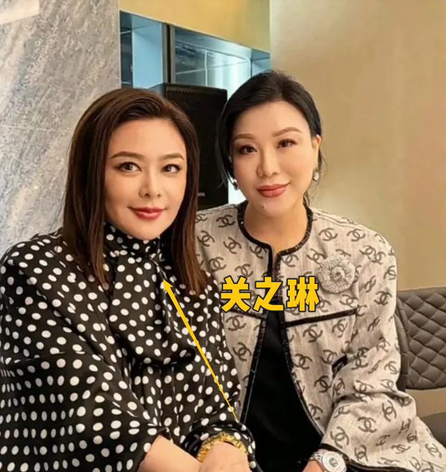 61岁关之琳近照曝光,身姿高挑"脸型"大变,网友:完全认不出!