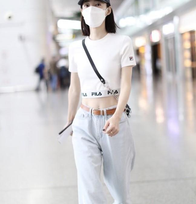 王丽坤街拍:fila露脐t水洗牛仔裤stussy棒球帽潮味满满