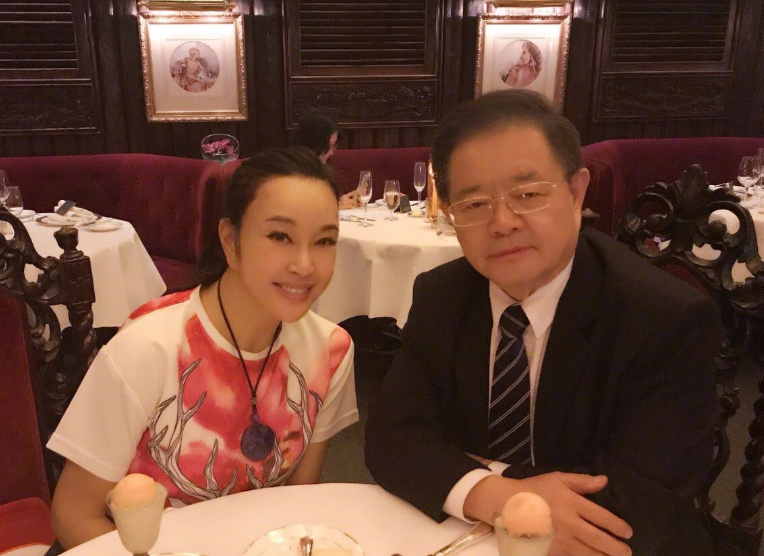 刘晓庆富豪老公罕见露面相差十岁对比明显同框照宛如隔代人