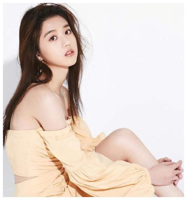 李凯馨清丽妩媚动人透着少女的清雅柔美透着元气少女青春与活力