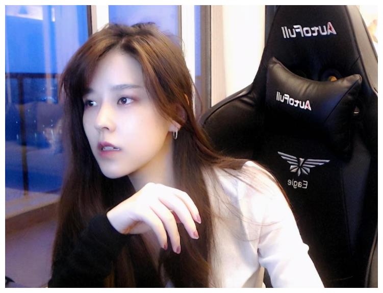 吃鸡一姐沫子爆照,只因视角错误引发热议,被粉丝调侃赘肉不少