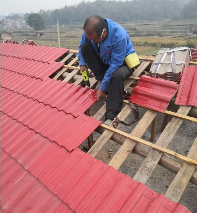 以传统的砖墙加木材的檩条和椽子为结构主体,上面用挂瓦条固定琉璃瓦