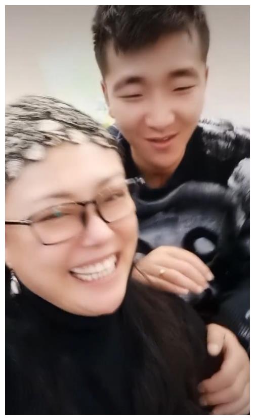 50岁李菁菁秀恩爱小21岁三婚老公叫其小宝贝直言我要做自己