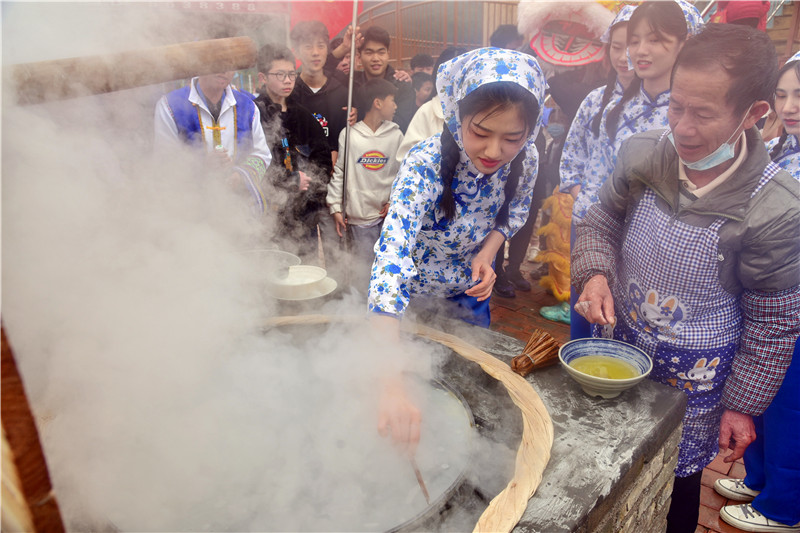 巨型石磨磨出300斤米漿，連州沙坊村鄉親邀請城里人春節來“起粉”