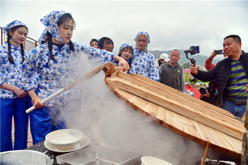 巨型石磨磨出300斤米漿，連州沙坊村鄉親邀請城里人春節來“起粉”