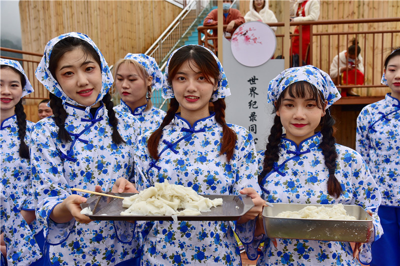 巨型石磨磨出300斤米漿,連州沙坊村鄉親邀請城里人春節來“起粉”