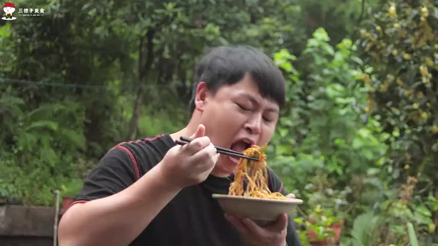 最好吃的面条做法,铁锅焖面做法简单,吃3碗都不过瘾