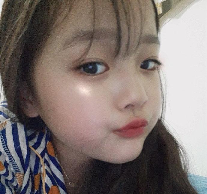 火的表情包女孩那非来自韩国的权律二,估计大部分都用这个小女孩的